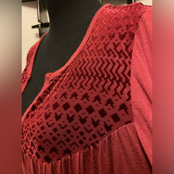 NWOT 89th & Madison burgundy top sz L - velvet pattern on shoulder & 3/4 sleeve - Picture 4 of 6